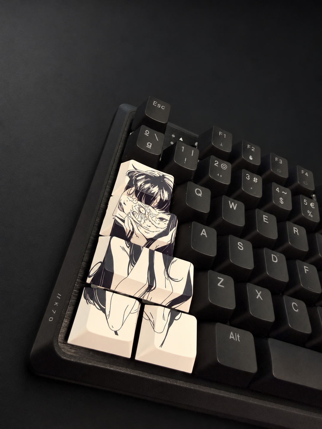 Tomie · Juego monocromo de 5 teclas